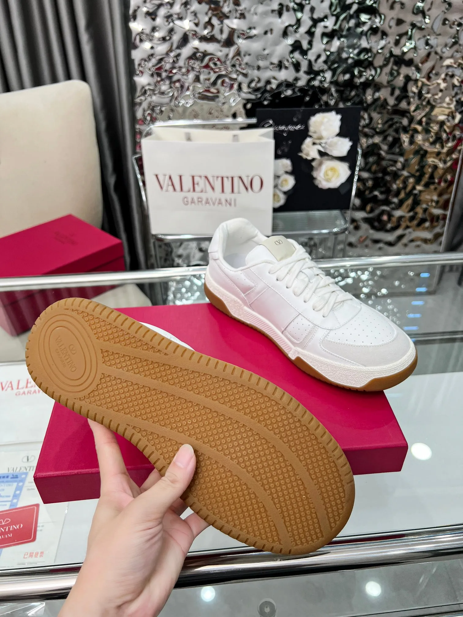 【Valentino】P: 660💰 Couple style, size: women 35-40▪️men 39-44 (customized at 45.46) Valentino 𝑶𝒏𝒆𝑺𝒕𝒖𝒅 Couple sports shoes series Valentino 2025 new couple sports shoes are on sale. The original ZP purchase and disassembly. Repeated pattern making and modification. 1:1 restoration! Top luxury masterpiece, lace-up design, soft and comfortable imported calfskin brings excellent elegant texture and excellent on-foot comfort. Top purchasing version upper: imported calfskin surface/original oil edge craftsmanship. Lining: water-dyed sheepskin lining. Outsole: original development 𝐓𝐏𝐔 two-color combination outsole. Packaging: full package with original configuration.